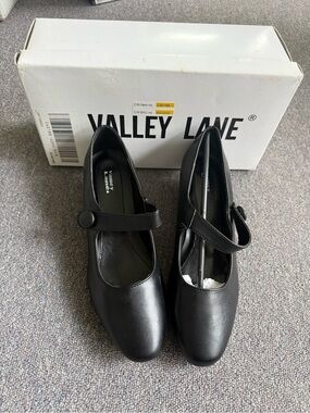 Valley Lane size 9 women’s heels